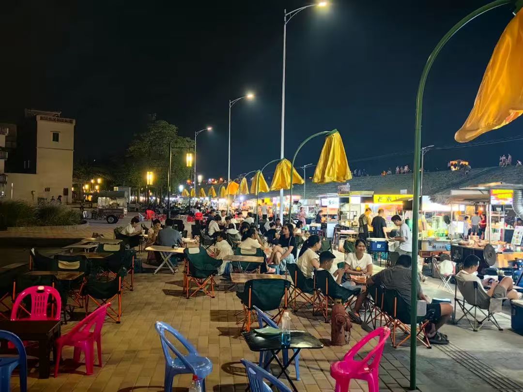 芦苞夜市热闹非凡.jpg